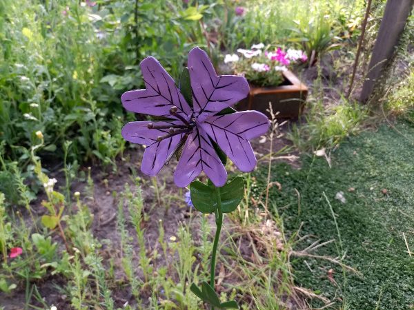 TUINPRIKKER METALEN BLOEM paarse bloem - Floz Design