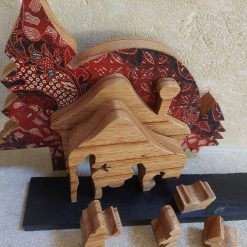 kerststal van hout, moderne kerstgroep, houten kerstgroep handgemaakt, houten kerstgroep combi hout en stof, kerststal als puzzel