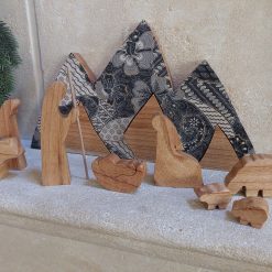 kerststal met achtergrond, houten kerstgroep met achtergrond, losse figuren kerstgroep, kerststal met boodschap, eenvoudige kerststal, moderne kerstgroep, moderne kerststal