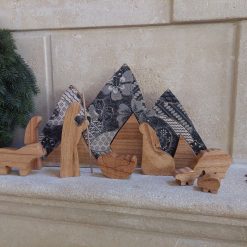 kerststal met achtergrond, houten kerstgroep met achtergrond, losse figuren kerstgroep, kerststal met boodschap, eenvoudige kerststal, moderne kerstgroep, moderne kerststal