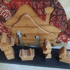kerststal van hout, moderne kerstgroep, houten kerstgroep handgemaakt, houten kerstgroep combi hout en stof, kerststal als puzzel