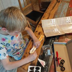 bouwpakket houten auto met motor, schoencadeau bouwpakket, auto bouwdoos, brievenbuscadeau bouwdoos, educatief schoencadeau