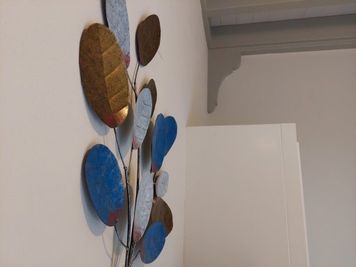 wanddecoratie moderne look, wanddeco moderne bladeren, muurdecoratie blauw wit bruin bladeren, muurdecoratie lichtgewicht metaal