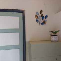 wanddecoratie moderne look, wanddeco moderne bladeren, muurdecoratie blauw wit bruin bladeren, muurdecoratie lichtgewicht metaal