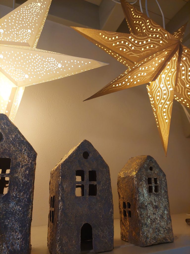 kleine kerstster van papier, kerstster groen met goud, groene ster, groene kerstster, papieren opvouwbare ster, duurzame kerst, milieuvriendelijke kerst