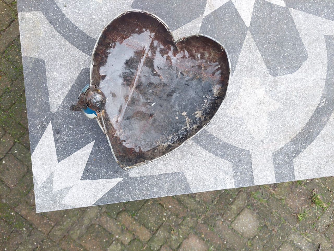 metalen voederschaal met vogeltje, voederschaal met ijsvogel, upcycled product van metaal, voederplek tafelmodel, tuindecoratie vogel