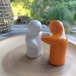 peper en zoutstel cadeau huwelijk, omhelzing peper en zoutstel, figuren koppel peper en zout, navulbaar peper en zoutstel, cadeau verloving