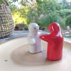 peper en zoutstel cadeau huwelijk, omhelzing peper en zoutstel, figuren koppel peper en zout, navulbaar peper en zoutstel, cadeau verloving