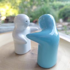 peper en zoutstel cadeau huwelijk, omhelzing peper en zoutstel, figuren koppel peper en zout, navulbaar peper en zoutstel, cadeau verloving