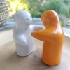 peper en zoutstel cadeau huwelijk, omhelzing peper en zoutstel, figuren koppel peper en zout, navulbaar peper en zoutstel, cadeau verloving