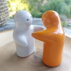 peper en zoutstel cadeau huwelijk, omhelzing peper en zoutstel, figuren koppel peper en zout, navulbaar peper en zoutstel, cadeau verloving