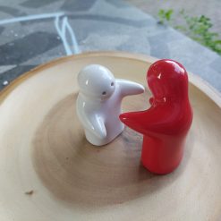 peper en zoutstel cadeau huwelijk, omhelzing peper en zoutstel, figuren koppel peper en zout, navulbaar peper en zoutstel, cadeau verloving