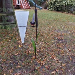 regenmeter met metalen vogeltje, upcycled product cadeau, regenmeter 100 ml, regenmeter tuinprikker