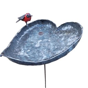vogelvoederschaal met roodborstjes, vogeldecoratie in de tuin, voederschaal van metaal, tuinprikker met voederschaal