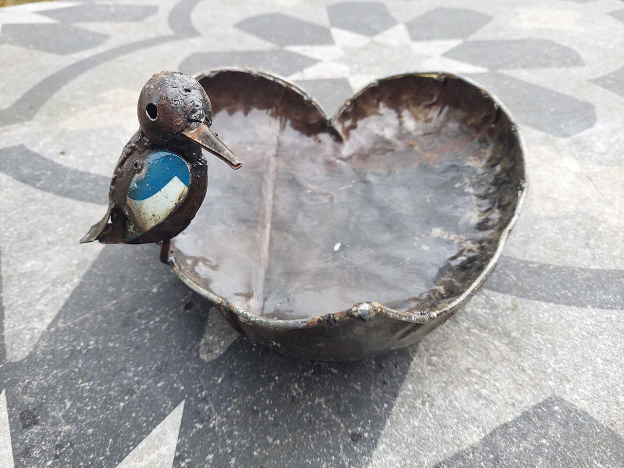 metalen voederschaal met vogeltje, voederschaal met ijsvogel, upcycled product van metaal, voederplek tafelmodel, tuindecoratie vogel