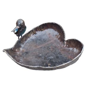 metalen voederschaal met vogeltje, voederschaal met ijsvogel, upcycled product van metaal, voederplek tafelmodel, tuindecoratie vogel