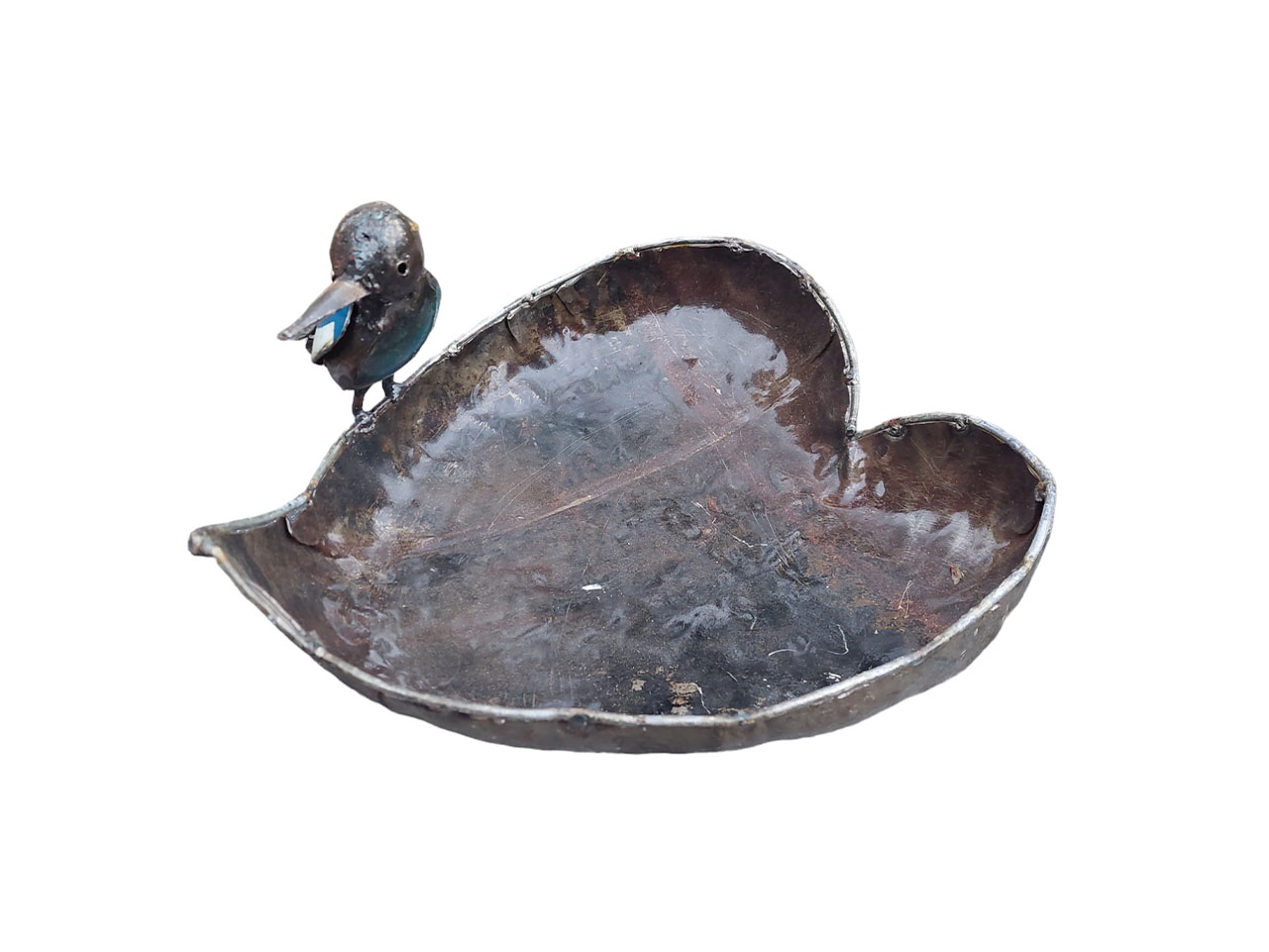 metalen voederschaal met vogeltje, voederschaal met ijsvogel, upcycled product van metaal, voederplek tafelmodel, tuindecoratie vogel