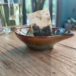 theeblad groen en bruin blad, cadeau theeliefhebber, klein schaalte bladvorm, dipglazuur bakje, lekbakje theezakje in verschillende kleuren, theeschaaltje bladvorm keramiek