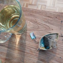 theeblad groen en bruin blad, cadeau theeliefhebber, klein schaalte bladvorm, dipglazuur bakje, lekbakje theezakje in verschillende kleuren, theeschaaltje bladvorm keramiek