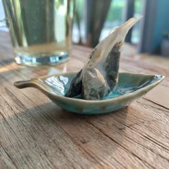 theeblad groen en bruin blad, cadeau theeliefhebber, klein schaalte bladvorm, dipglazuur bakje, lekbakje theezakje in verschillende kleuren, theeschaaltje bladvorm keramiek