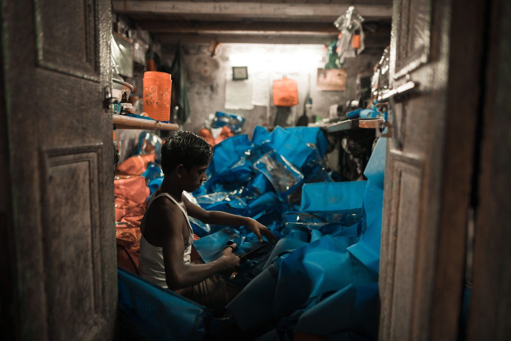 hoe europa de moderne slavernij in andere werelddelen in stand houd