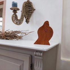 houten beeld liefde, beeld tortelduifjes hart, houten beeld cadeau huwelijk verloving, modern houten beeld vogel liefde