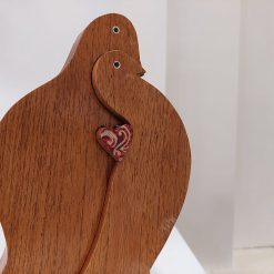 houten beeld liefde, beeld tortelduifjes hart, houten beeld cadeau huwelijk verloving, modern houten beeld vogel liefde