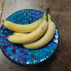 fruitschaal mozaiek, mozaiekschaal fairtrade blauw paars, fruitschaal aardewerk en glas, fruitschaal in kleur blauw groen paars, unieke accessoire in de keuken