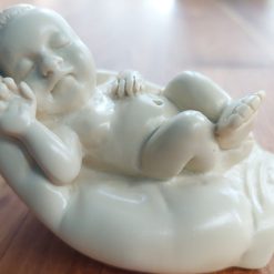 beeld baby in hand, gedenkbeeld baby handpalm, beeld bij verlies ongeboren kind, beeld bij geboorte, gedenkbeeld afscheid kind