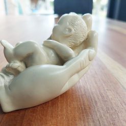 beeld baby in hand, gedenkbeeld baby handpalm, beeld bij verlies ongeboren kind, beeld bij geboorte, gedenkbeeld afscheid kind