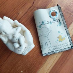 beeld baby in hand, gedenkbeeld baby handpalm, beeld bij verlies ongeboren kind, beeld bij geboorte, gedenkbeeld afscheid kind