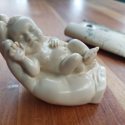 beeld baby in hand, gedenkbeeld baby handpalm, beeld bij verlies ongeboren kind, beeld bij geboorte, gedenkbeeld afscheid kind