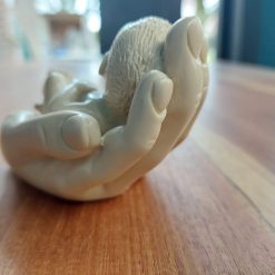 beeld baby in hand, gedenkbeeld baby handpalm, beeld bij verlies ongeboren kind, beeld bij geboorte, gedenkbeeld afscheid kind