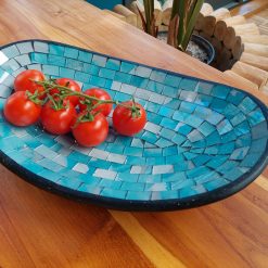 keramiek fruitschaal, lichtblauw witte schaal, schaal ovaal gebogen, glasmozaiek schaal