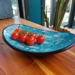keramiek fruitschaal, lichtblauw witte schaal, schaal ovaal gebogen, glasmozaiek schaal