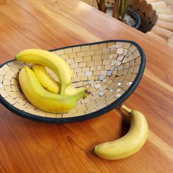 keramiek fruitschaal, pastel geel schaal, schaal ovaal gebogen, glasmozaiek schaal