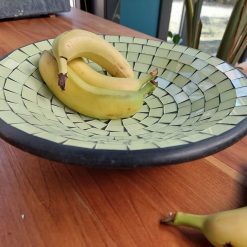 fruitschaal pastel groen, grote fruitschaal keramiek, glasmozaiek schaal pasteltint, cadeau huwelijk of nieuwe woning