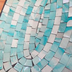 keramiek fruitschaal, lichtblauw witte schaal, schaal ovaal gebogen, glasmozaiek schaal