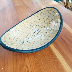 keramiek fruitschaal, pastel geel schaal, schaal ovaal gebogen, glasmozaiek schaal