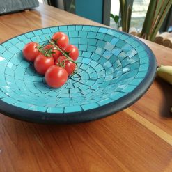 fruitschaal helder blauw, grote fruitschaal keramiek, glasmozaiek schaal oceaan blauw, cadeau huwelijk of nieuwe woning