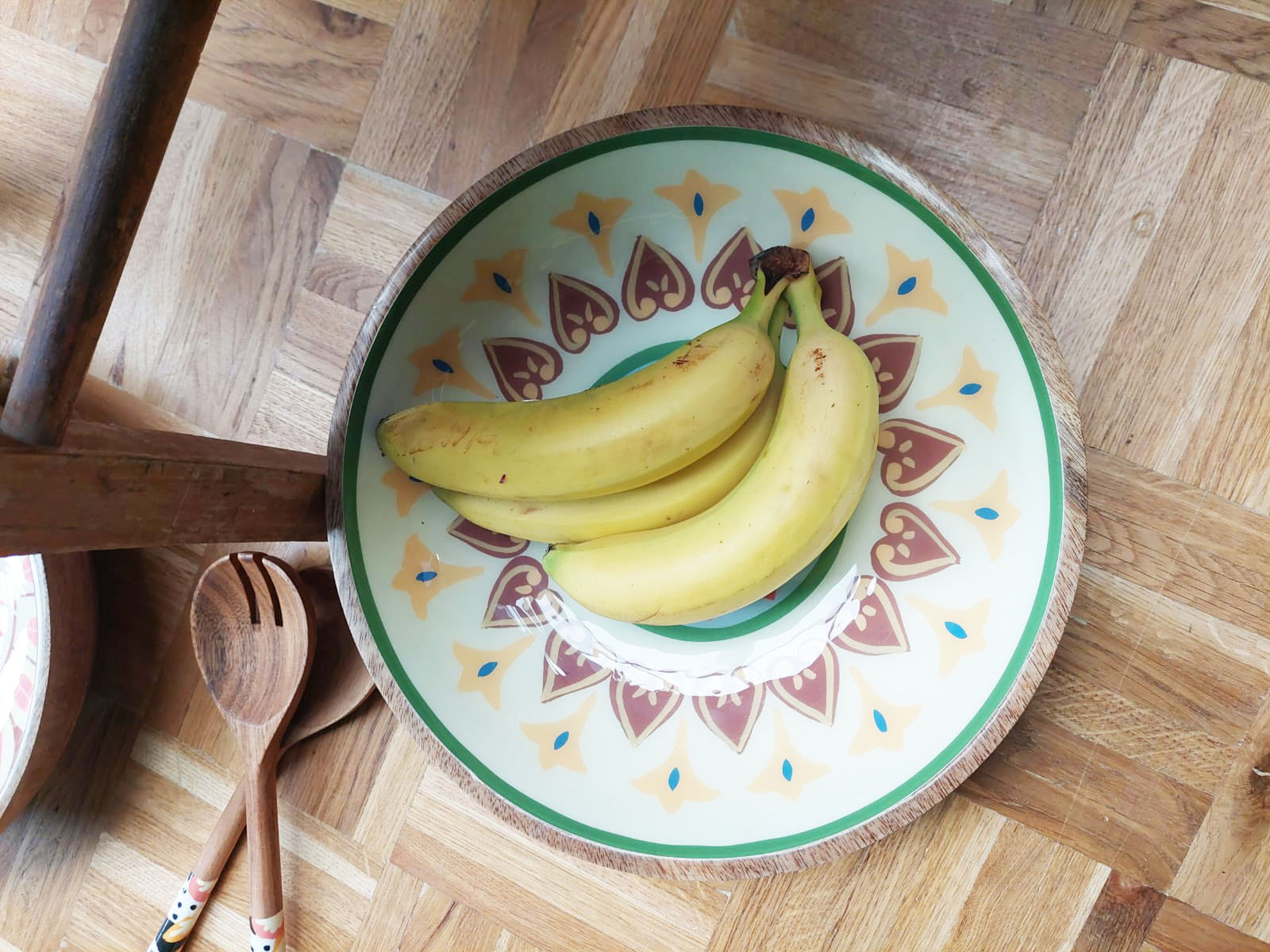 houten schaal met patroon, hartjes patroon schaal, cadeau moederdag, grote serveerschaal, saladeschaal hout 30 cm