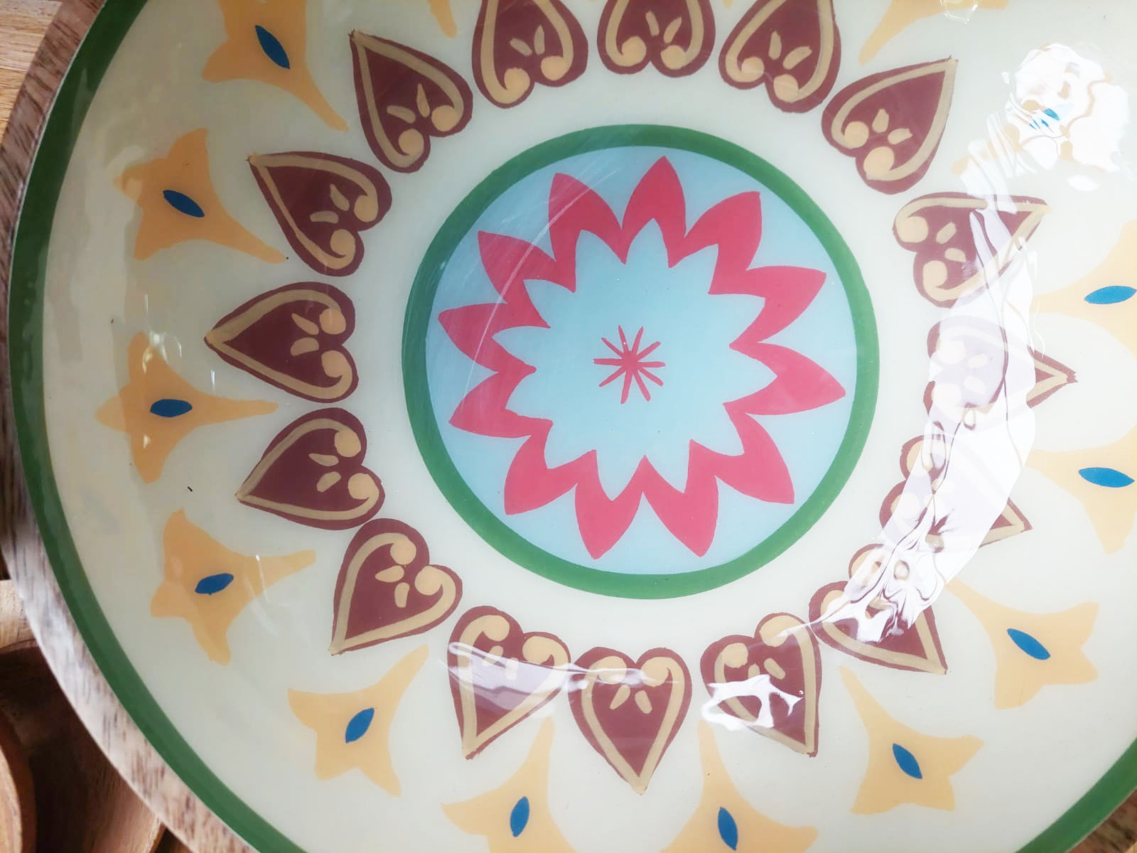 houten schaal met patroon, hartjes patroon schaal, cadeau moederdag, grote serveerschaal, saladeschaal hout 30 cm