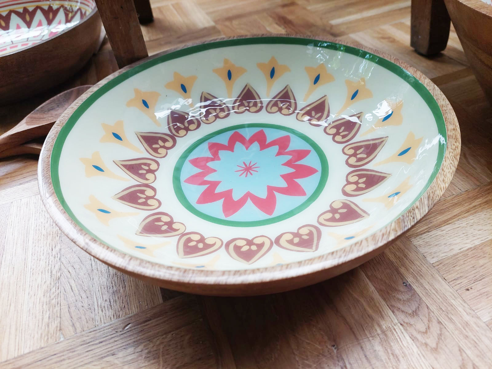 houten schaal met patroon, hartjes patroon schaal, cadeau moederdag, grote serveerschaal, saladeschaal hout 30 cm