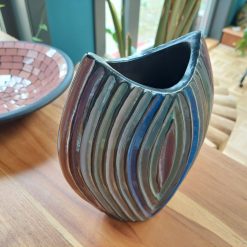 vaas maanvorm, vaas decoratief object, steeppatroon met relief en aardekleuren vaas, cadeau huwelijk, cadeau nieuwe woning
