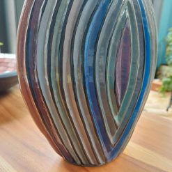 vaas maanvorm, vaas decoratief object, steeppatroon met relief en aardekleuren vaas, cadeau huwelijk, cadeau nieuwe woning