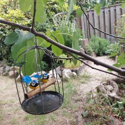 tuindecoratie hangende vogelkooi, gerecyclede metalen tuindeco, vogelkooi deco met vogeltjes, cadeau huwelijk, pimpelmees metaal decoratie