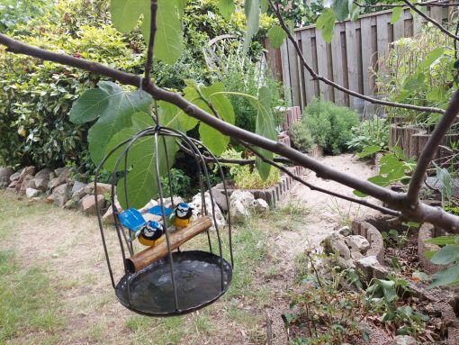 tuindecoratie hangende vogelkooi, gerecyclede metalen tuindeco, vogelkooi deco met vogeltjes, cadeau huwelijk, pimpelmees metaal decoratie