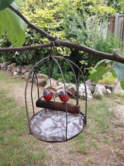 tuindecoratie hangende vogelkooi, gerecyclede metalen tuindeco, vogelkooi deco met vogeltjes, cadeau huwelijk
