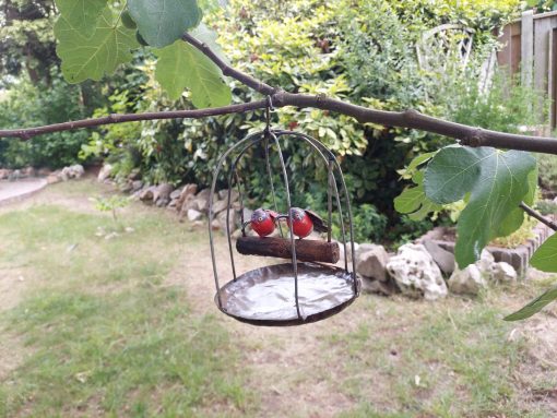 tuindecoratie hangende vogelkooi, gerecyclede metalen tuindeco, vogelkooi deco met vogeltjes, cadeau huwelijk
