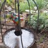 tuindecoratie hangende vogelkooi, gerecyclede metalen tuindeco, vogelkooi deco met vogeltjes, cadeau huwelijk